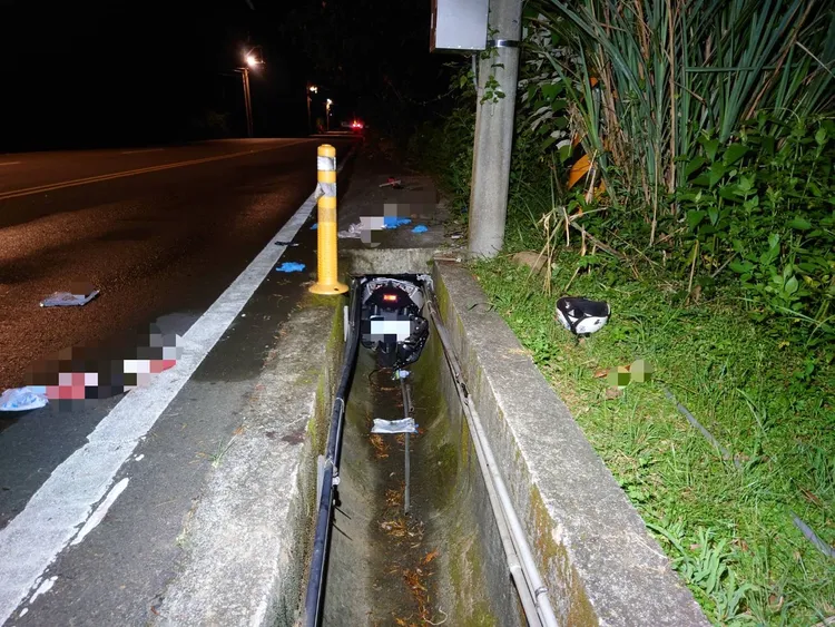 張男騎機車不明原因自摔排水溝。民眾提供