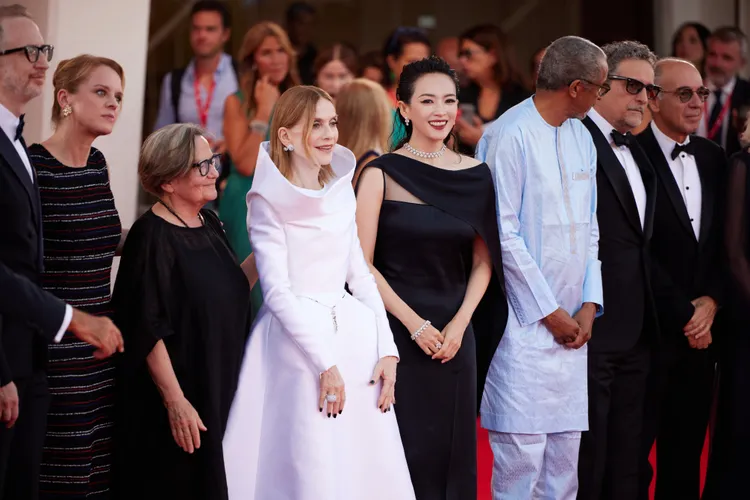 章子怡（右四）和評審團主席伊莎貝雨蓓（左四）形成黑白配。翻攝章子怡工作室微博