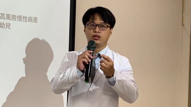 蕭誌毅醫師說，今年的流感疫苗跟新冠疫苗將在10月1日同步開打，提醒民眾要盡早接種。台中醫院提供