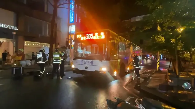 公車左轉時撞上過馬路的2名女學生。民眾提供