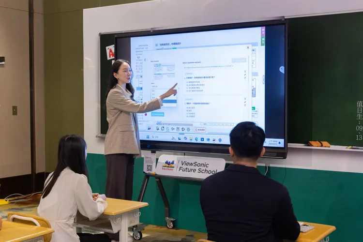 在「未來學校」裡，教師可透過ClassSwift一站式即時互動教學平臺的AI功能生成題目，即時派發給學生測驗，掌握學習情況。ViewSonic提供