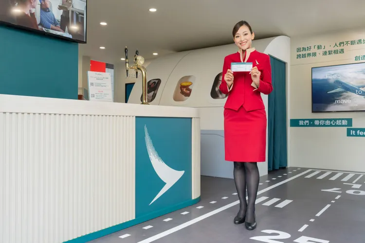 快閃活動現場可拿登機證造型卡、喝登機迎賓飲。國泰航空提供