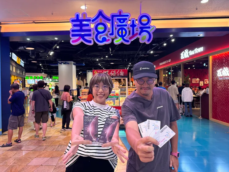 高雄五大百貨自主響應，憑演唱會門票即可兌換好康優惠，搶攻更多粉絲商機。經發局提供