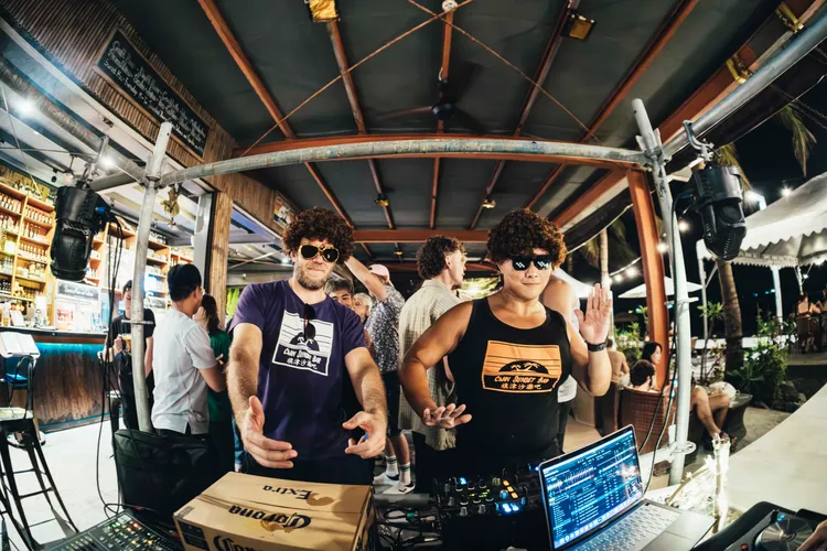 高雄9場「前夜祭」音樂活動，結合DJ串燒、復古派對及駐唱表演等，讓粉絲續攤嗨翻一整晚。經發局提供