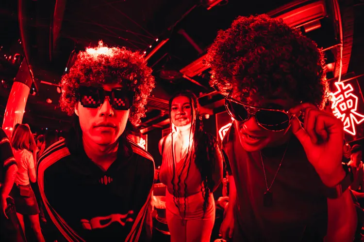 高雄9場「前夜祭」音樂活動，結合DJ串燒、復古派對及駐唱表演等，讓粉絲續攤嗨翻一整晚。經發局提供