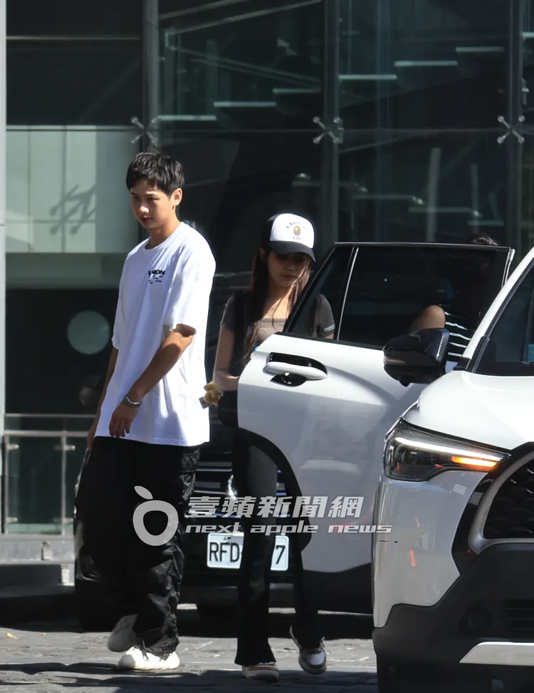 金陽將包包放妥後，走到副駕上車。特勤中心攝