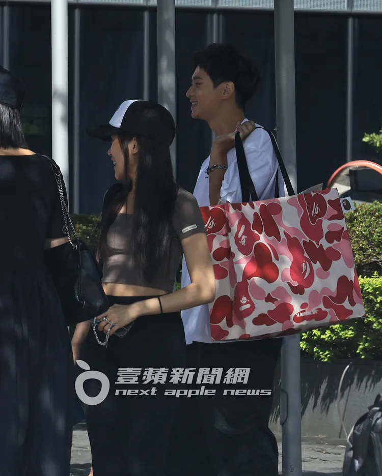 小倆口與友人們道別。特勤中心攝