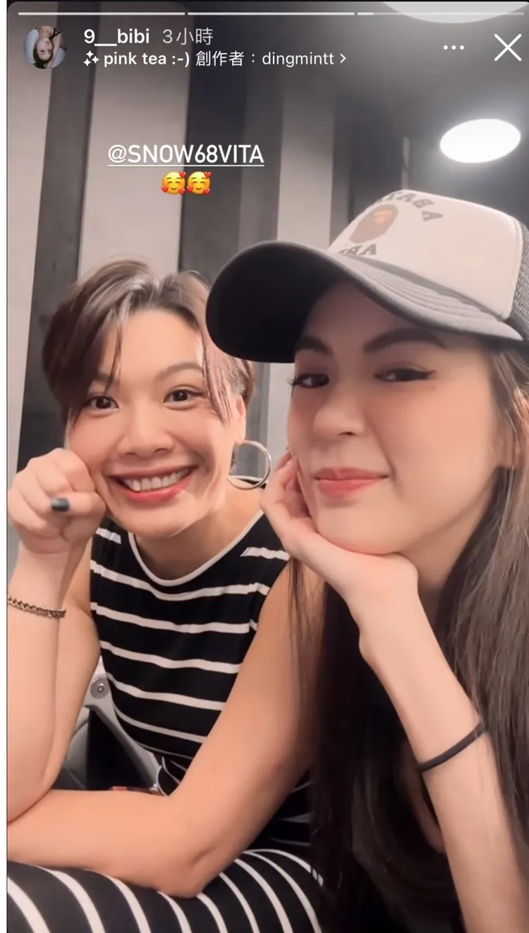 Bibi陪金陽出席記者會，在休息室與工作人員自拍合影。翻攝Bibi IG