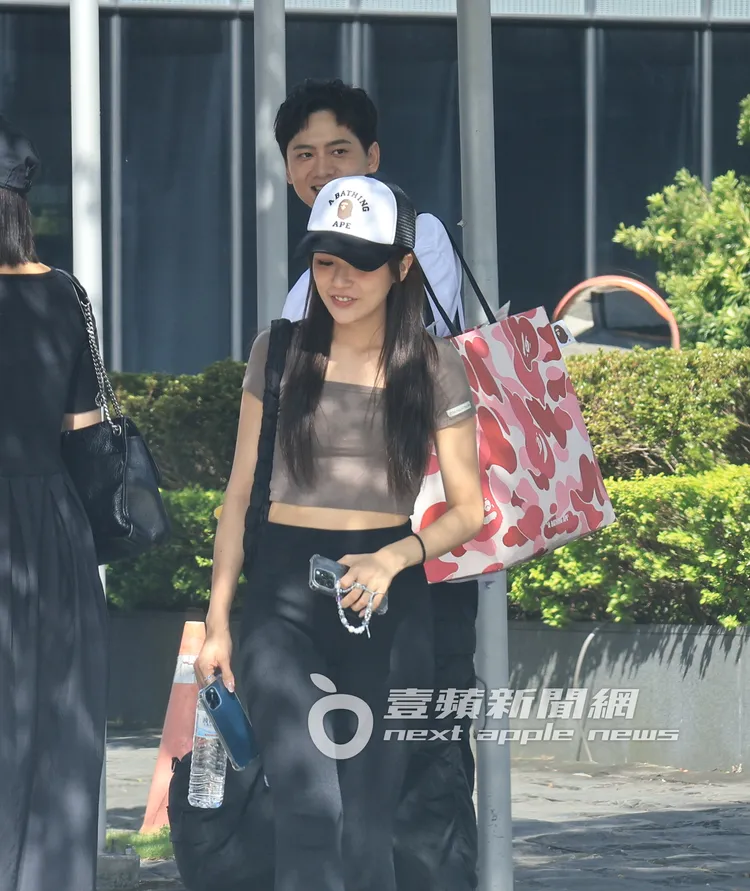 當天空姐女友短版上衣，身材玲瓏有致，也與金陽差了一顆頭，可說是最萌身高差。特勤中心攝