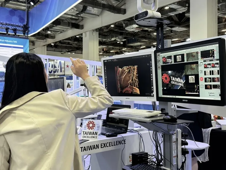 亞洲國際醫療展在新加坡濱海灣金沙會展中心登場，台灣精品館展出內容包含智慧手術、遠距醫療及智慧醫療設備等領域。中央社