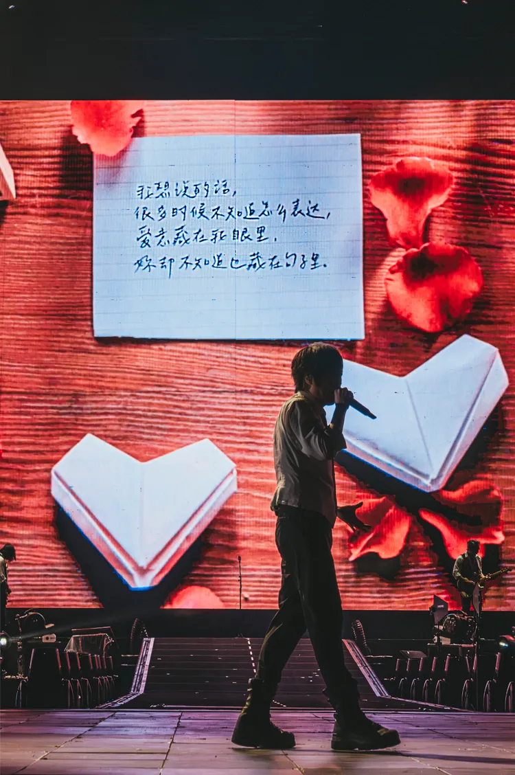 五月天27日起來到成都東安湖體育公園主體育場。相信音樂提供