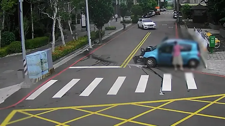 陳姓婦人護女心切，一度向警方自稱是肇事者。民眾提供