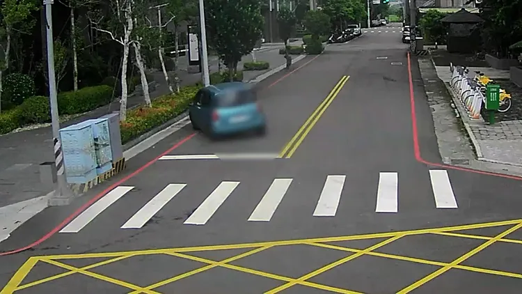 自小客車右轉時衝到對向車道撞上燈桿。民眾提供