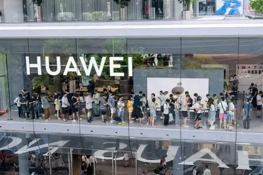 祖國神蹟!華為三折手機2百萬人盲訂 中網友喊買到賺到