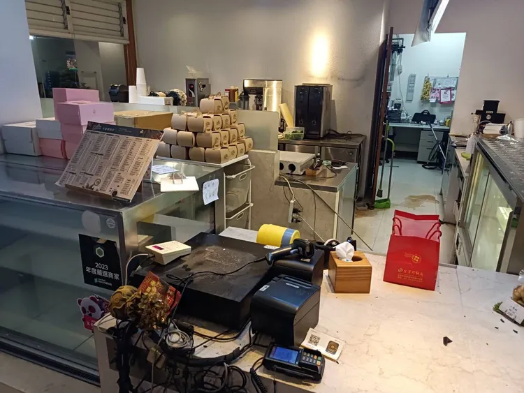 咖啡店點餐機、收銀機等器具被砸毀。民眾提供