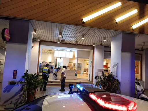 台中2男深夜持球棒砸咖啡店 犯案僅11秒!2女員工嚇壞