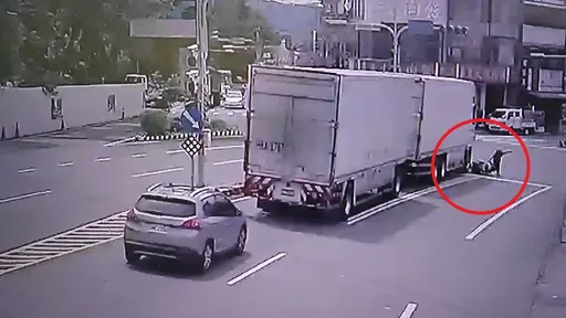 聯結車前等紅燈被撞!騎士跳開逃死劫 下秒竟落跑