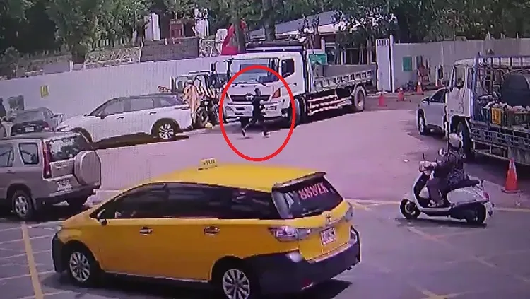 騎士被撞後拎著安全帽跑步跳離現場。民眾提供