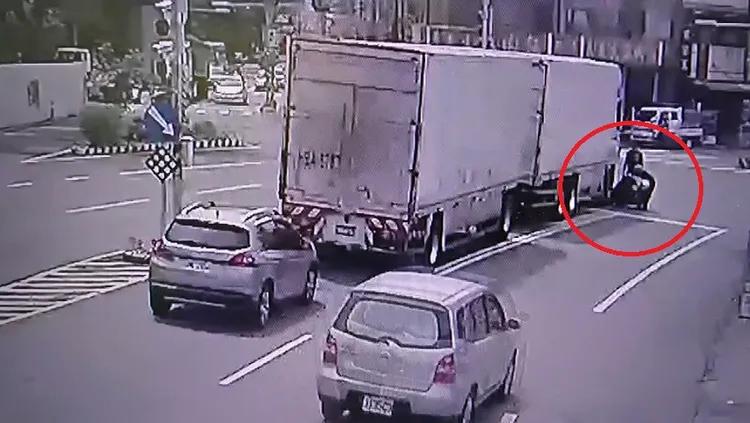 聯結車駕駛關心騎士狀況，沒想到騎士下一秒就落跑。民眾提供