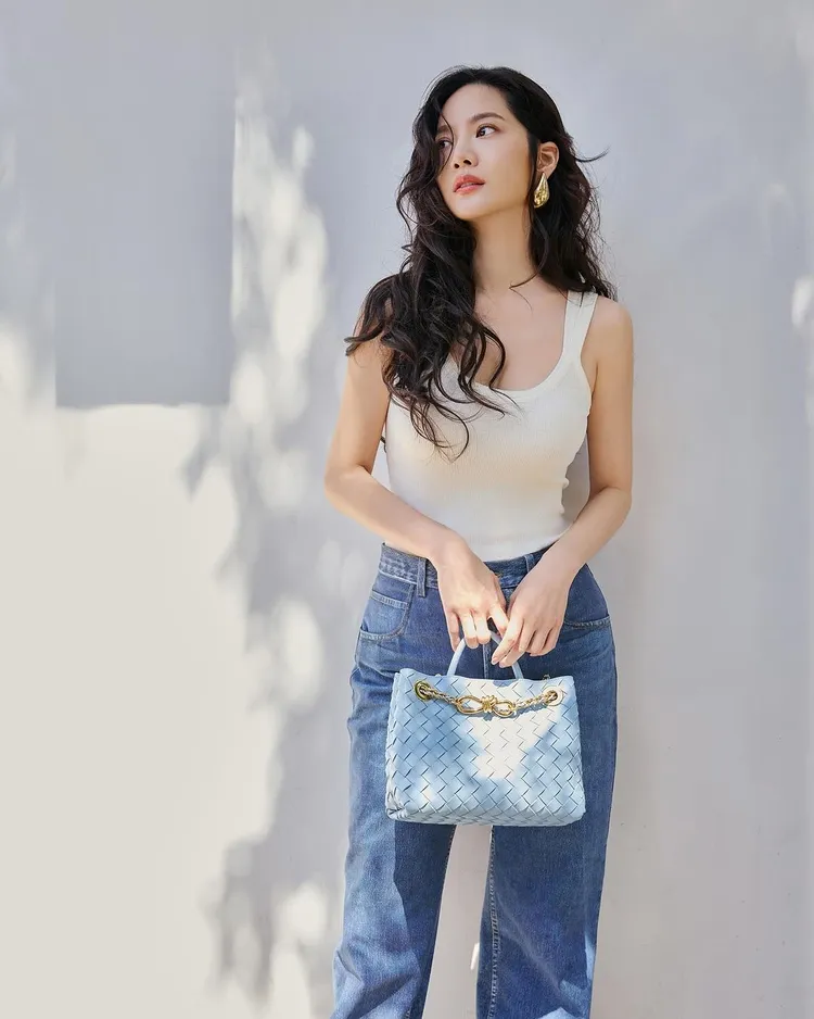 曾之喬5月曬出的美照，搭配了BOTTEGA VENETA的多巴胺色系Andiamo包。翻攝曾之喬IG