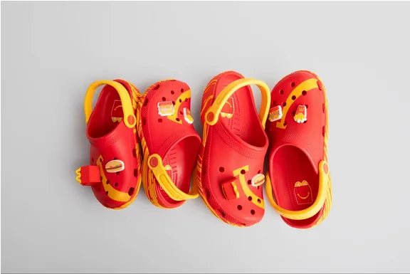 美國麥當勞與洞洞鞋品牌聯名推出鑰匙圈。twistedfood