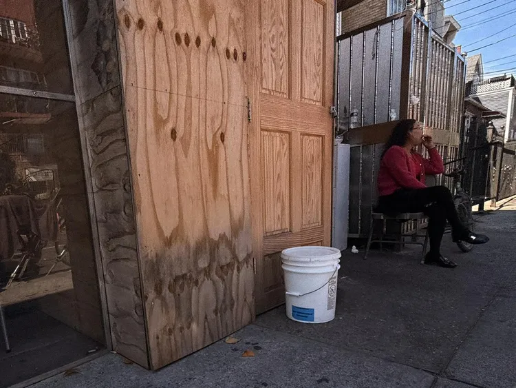 妓院釘上木板和木門方便進出。翻攝自紐約郵報