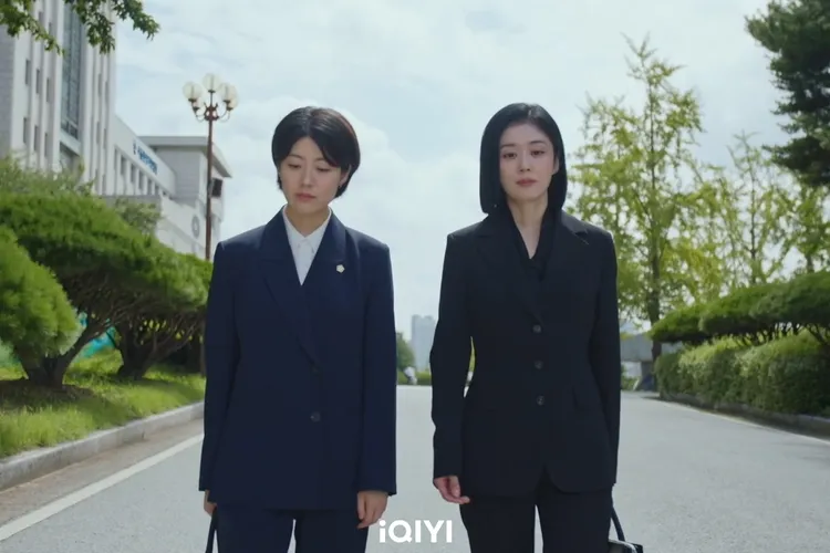 張娜拉（右）、南志鉉完結篇中成為亦敵亦友的「好搭檔」。愛奇藝國際站提供