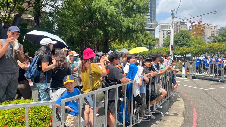 亞洲唯一的Red Bull Showrun Taichung今天（28日）午後登場，現場人潮已經擠爆。鮮明攝