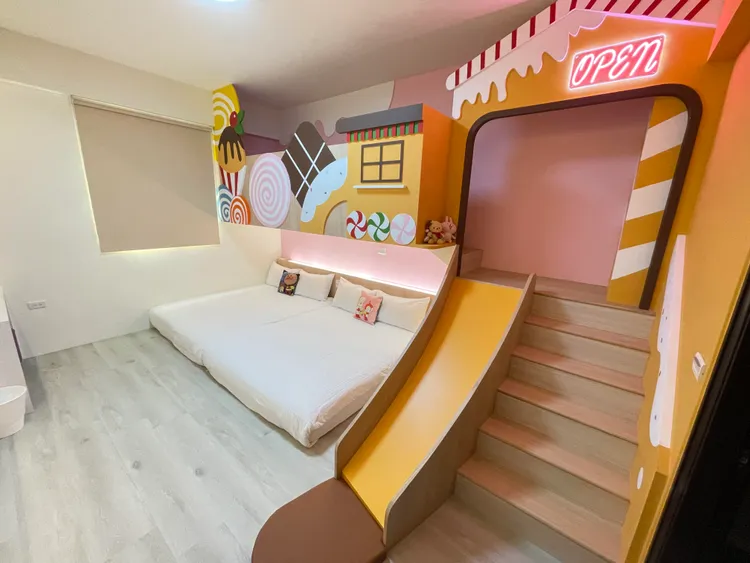 奧丁丁揪你與旅客探索玩心，台東密斯朵民宿繽紛糖果屋家庭房好住又好「滑」。業者提供