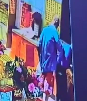 蔣男持刀劃傷老翁背部。翻攝畫面