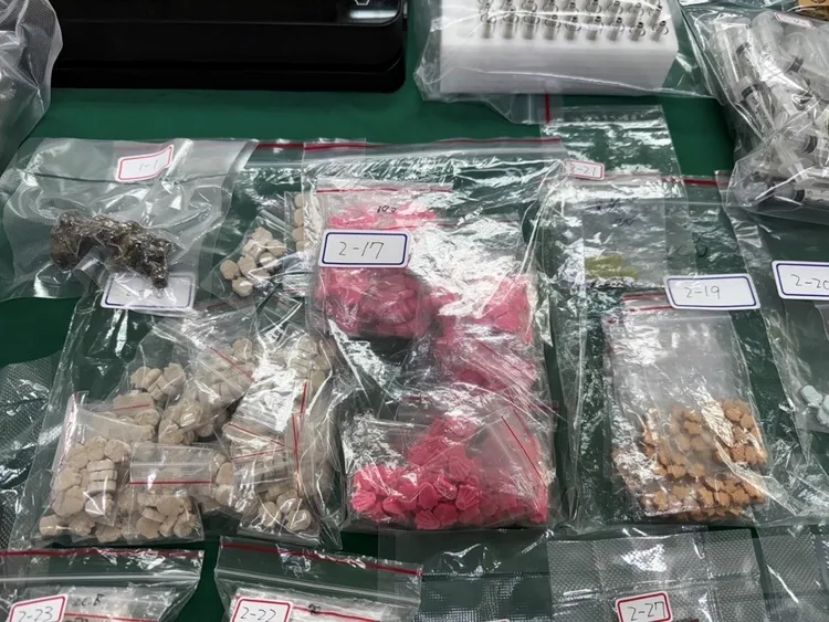 查扣毒品大麻1.92公斤、愷他命1.25公斤、大麻煙油284支、開心水340瓶等毒品。翻攝畫面