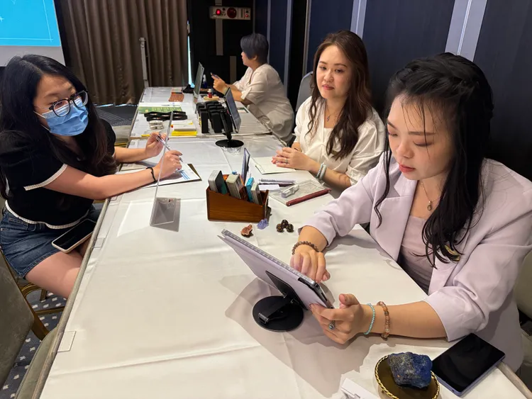 現場透過專業的水晶、塔羅牌、占星、精油、花精、靈氣老師及折衷女巫等，提供民眾諮詢。莊曜聰攝