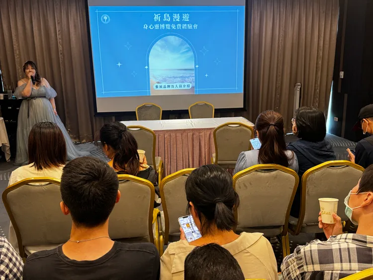 社團法人身心靈能量顧問協會童沛慈是業界專家，考取國內外芳療、占卜、療癒師等20張證照，經驗豐富。莊曜聰攝