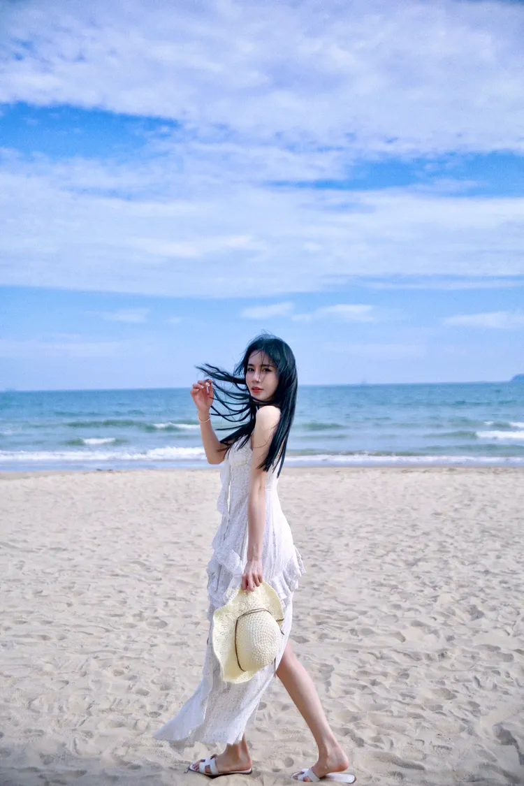 不定時開播的彤彤，歡迎大家一起上線聊聊天，了解她真實的一面。