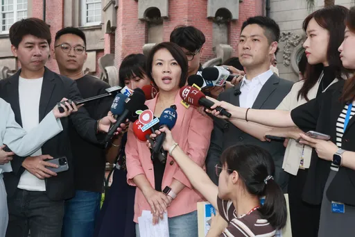 簡舒培批京華城先給建照才簽約 北市都發局稱日期是誤植