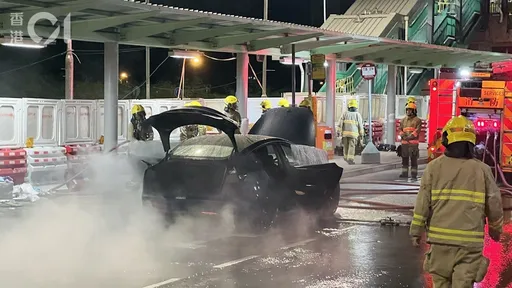 特斯拉「底盤巨響」半路突冒煙起火！車主驚呼：這點給過