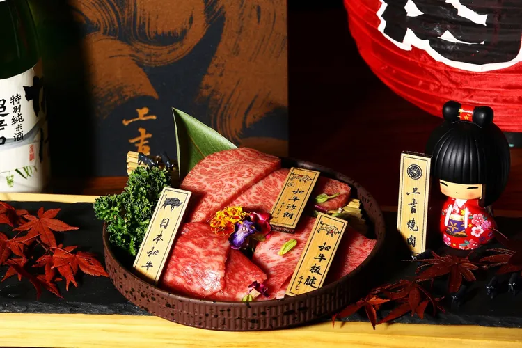 喜歡純肉派吃法可選擇「燒肉片三種盛合」。上吉燒肉提供