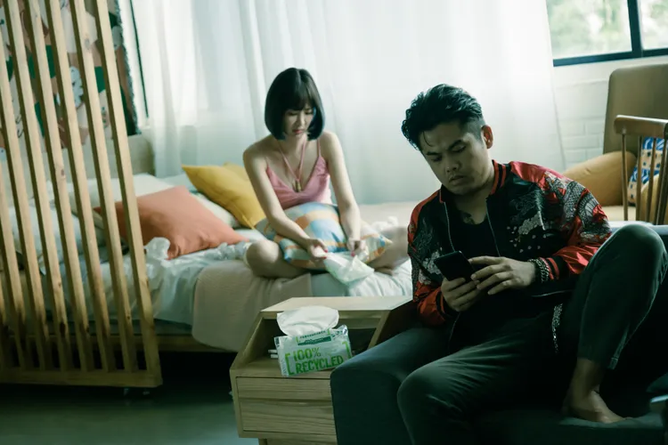 安心亞（左）飾演傳播妹，右為乾哥張再興。公視台語台、華視提供