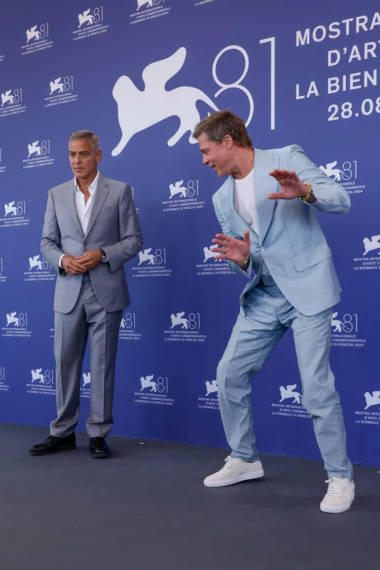 小布在Photocall時很活潑，看來知道裘莉早就不在威尼斯，應該也讓他放鬆不少。美聯社