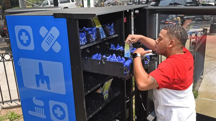 工作人員幾乎每週補貨兩次。翻攝自《紐約郵報》