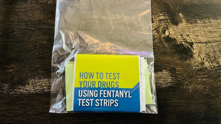 毒品販賣機販賣芬太尼試紙，幫助使用者檢測毒品中的危險成分。翻攝自《紐約郵報》