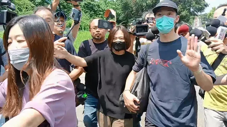 許光漢揮手向媒體打招呼，表示自己心情很平靜，希望低調服役。民眾提供