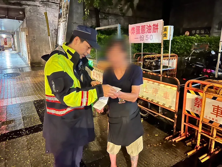 萬華警方開出罰單並扣攤。翻攝畫面