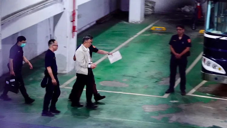 柯文哲在警察指引下步上囚車，中間都沒有回頭。莊宗達攝