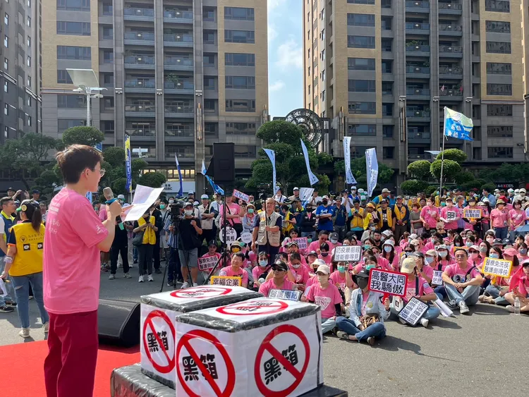 高醫工會今早到市府抗議。民眾提供