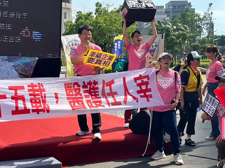 高醫工會今早到市府抗議。民眾提供