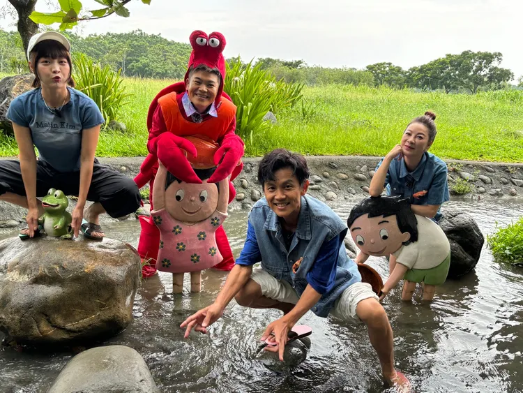 籃籃（左起）、馬國畢、阿翔、楊繡惠等河中搞笑扮蝦蟹、青蛙。民視提供