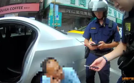 新北60歲男車停路中半小時 辯「想事情」...身上卻掉出「喪屍煙彈」