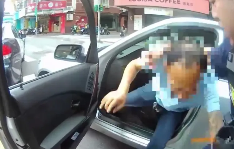 警方喝令劉男下車。警方提供