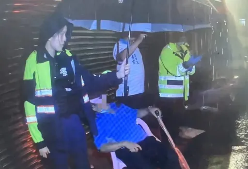 桃園7旬翁大雨中連人帶車摔倒路中 龍潭暖警撐傘助送醫
